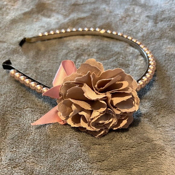 Cara New York dusty pink pearl headband with flower - Picture 1 of 6